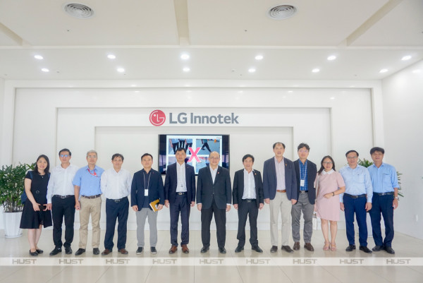 Hanoi University of Science and Technology signed a contract with LG Innotek to increase job opportunities for students