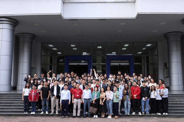 Sinh viên Trường Vật Liệu thăm quan công ty TNHH LG Display Việt Nam