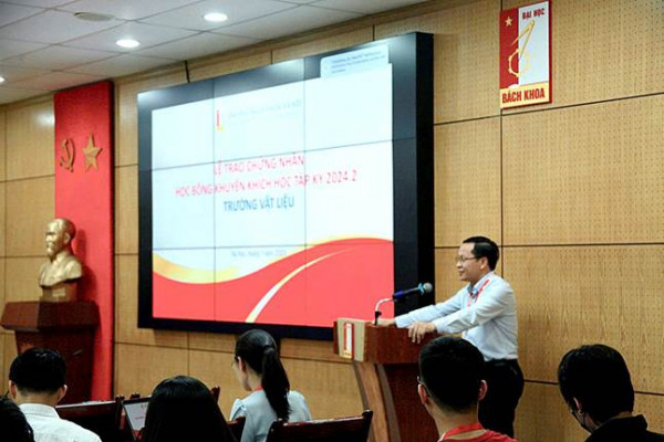 LỄ TRAO CHỨNG NHẬN HỌC BỔNG KHUYẾN KHÍCH HỌC TẬP  HỌC KỲ 2024-2