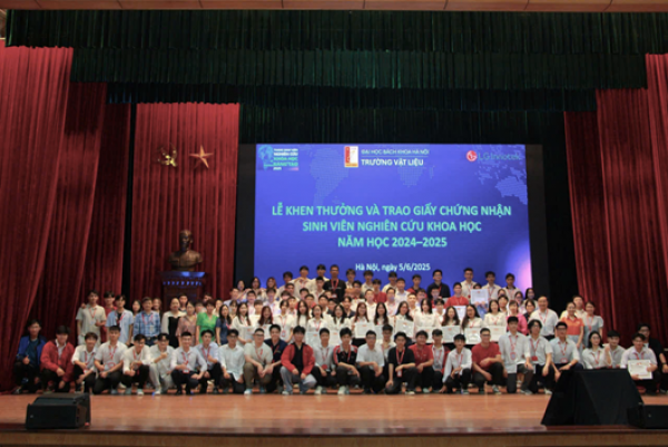 LỄ KHEN THƯỞNG VÀ TRAO GIẤY CHỨNG NHẬN SINH VIÊN NGHIÊN CỨU KHOA HỌC NĂM HỌC 2024-2025