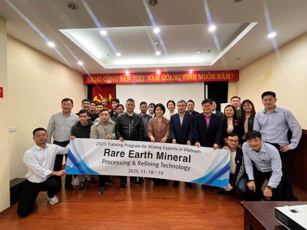 SINH VIÊN KHOA KỸ THUẬT VẬT LIỆU THAM GIA CHƯƠNG TRÌNH ĐÀO TẠO VỀ TUYỂN VÀ LUYỆN KIM ĐẤT HIẾM