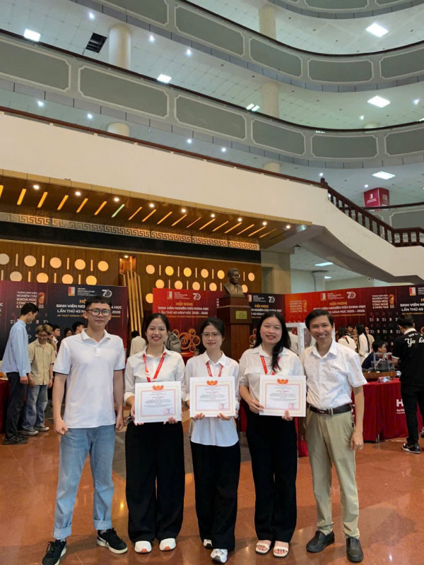 HÀNH TRÌNH CHINH PHỤC GIẢI NHẤT SINH VIÊN NGHIÊN CỨU KHOA HỌC CỦA NHÓM NANOCELL