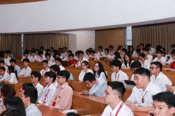 SINH VIÊN TRƯỜNG VẬT LIỆU ĐẠT HƠN 2,5 TỶ ĐỒNG HỌC BỔNG KHUYẾN KHÍCH HỌC TẬP HỌC KỲ 2025-2