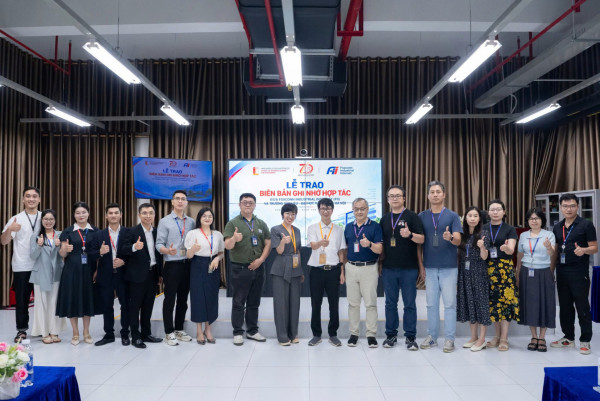 TỪ GIẢNG ĐƯỜNG ĐẾ NHÀ MÁY: SINH VIÊN MS2 TRẢI NGHIỆM TẠI FOXCONN
