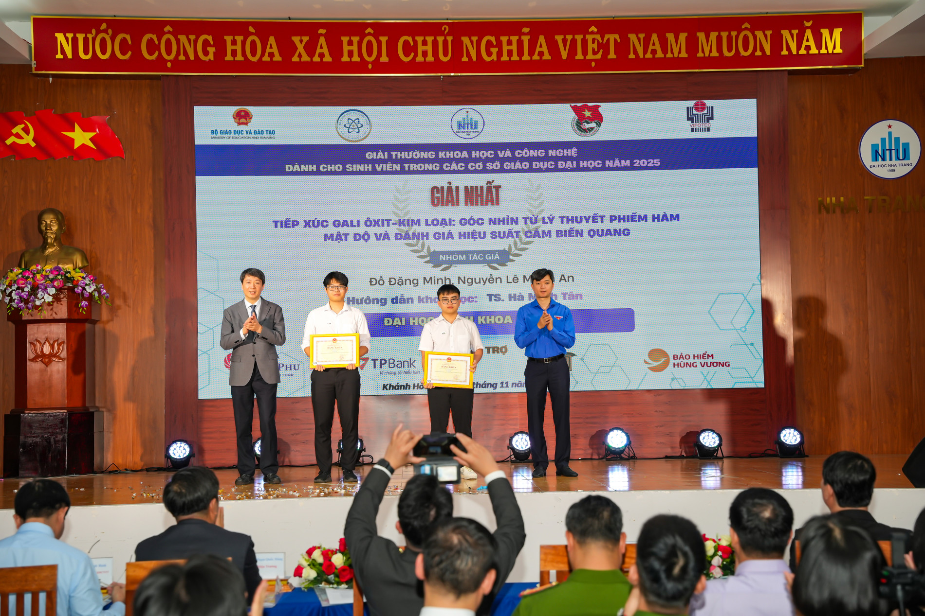 SINH VIÊN TRƯỜNG VẬT LIỆU VINH DỰ ĐẠT GIẢI THƯỞNG KHOA HỌC VÀ CÔNG NGHỆ SINH VIÊN CẤP BỘ GIÁO DỤC & ĐÀO TẠO NĂM 2025
